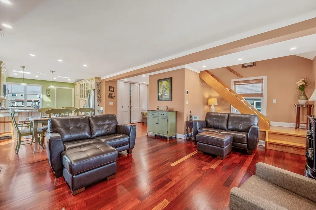 320 East Drive Copiague NY 11726