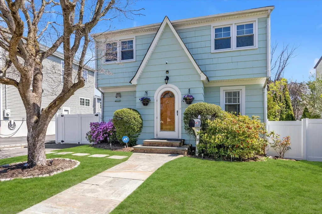 10 Post Street Glen Head NY 11545