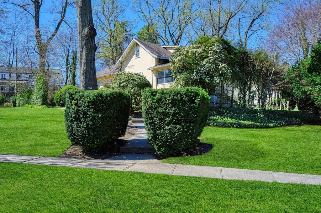 26 Windsor Road Great Neck NY 11021