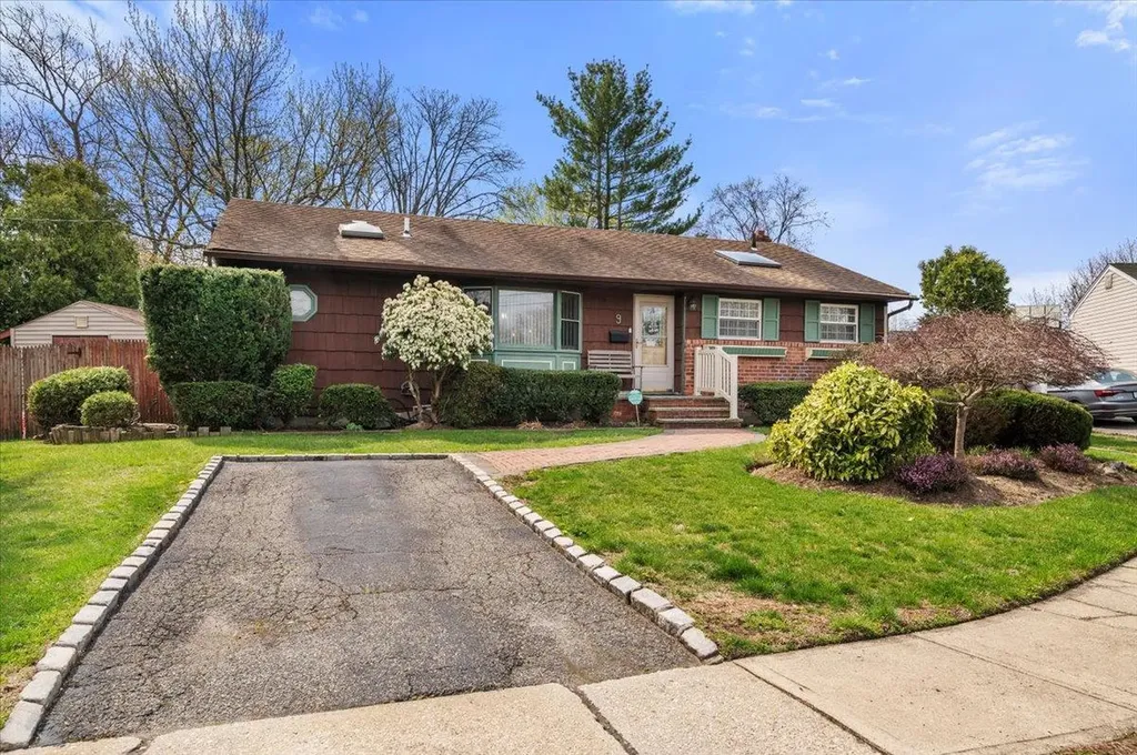 9 Lindquist Lane Babylon NY 11729