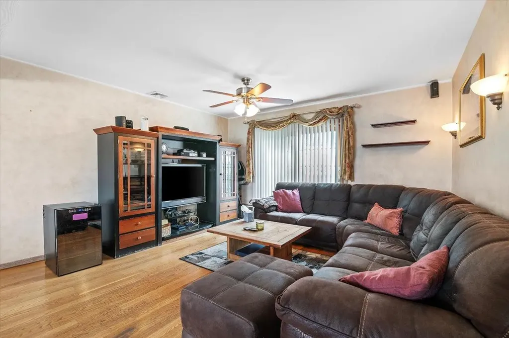9 Lindquist Lane Deer Park NY 11729