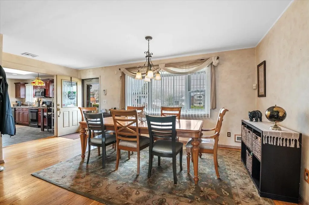 9 Lindquist Lane Deer Park NY 11729