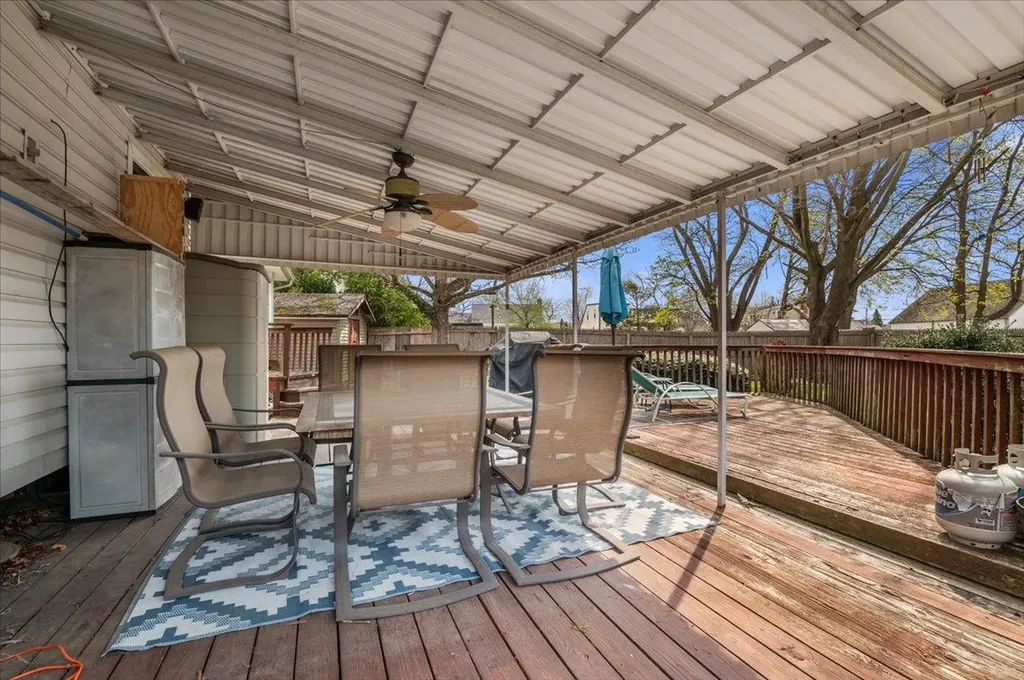 9 Lindquist Lane Deer Park NY 11729