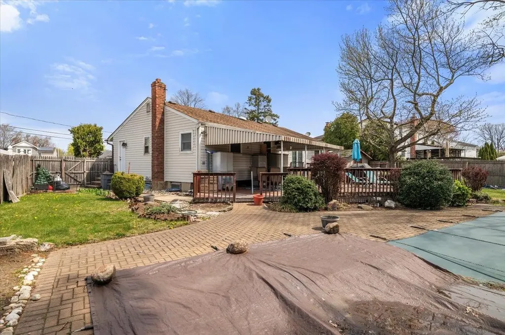 9 Lindquist Lane Deer Park NY 11729