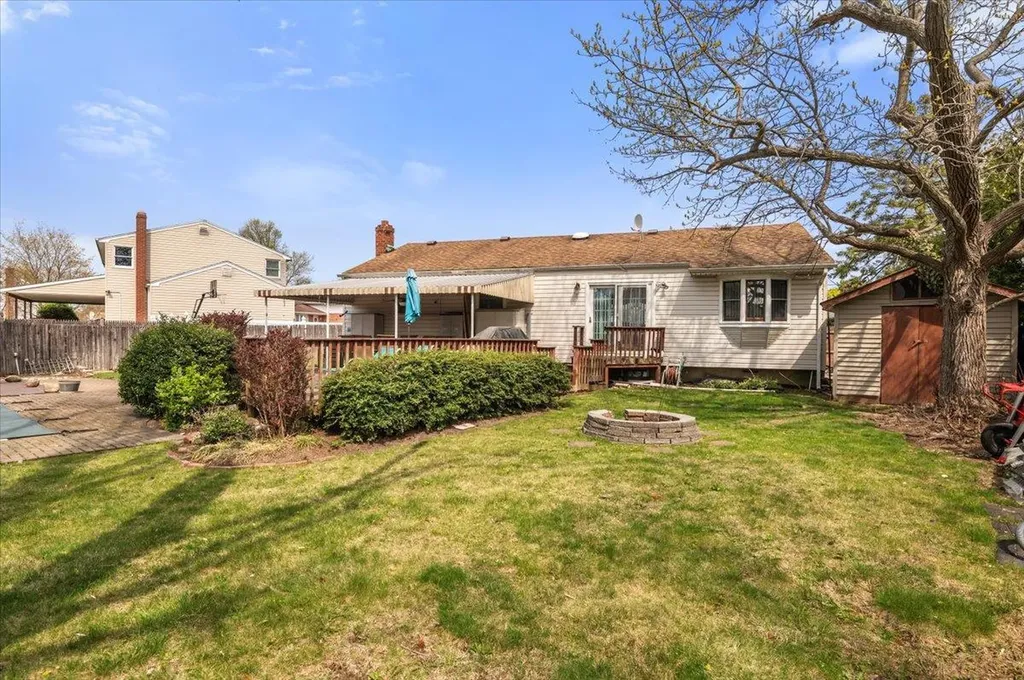 9 Lindquist Lane Deer Park NY 11729
