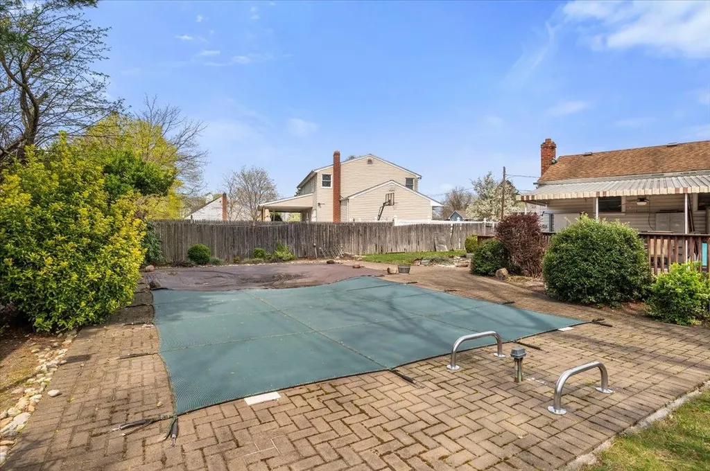 9 Lindquist Lane Deer Park NY 11729
