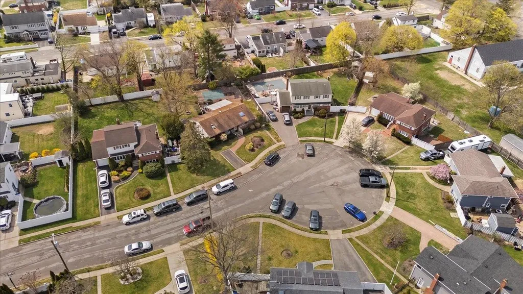 9 Lindquist Lane Deer Park NY 11729