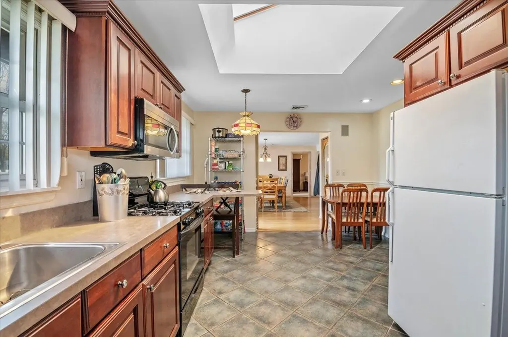 9 Lindquist Lane Deer Park NY 11729