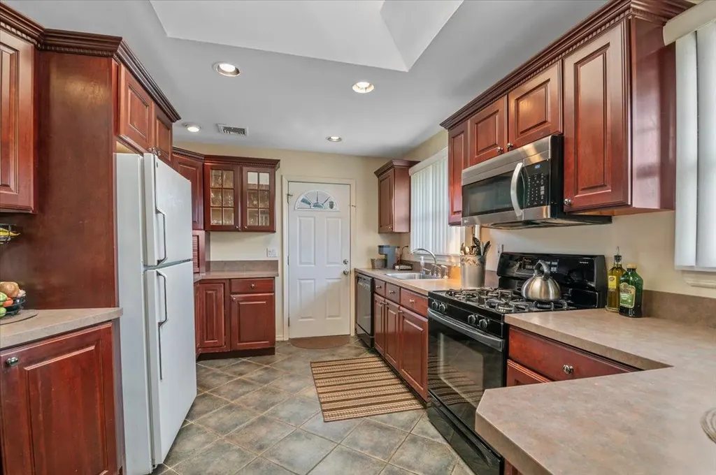 9 Lindquist Lane Deer Park NY 11729