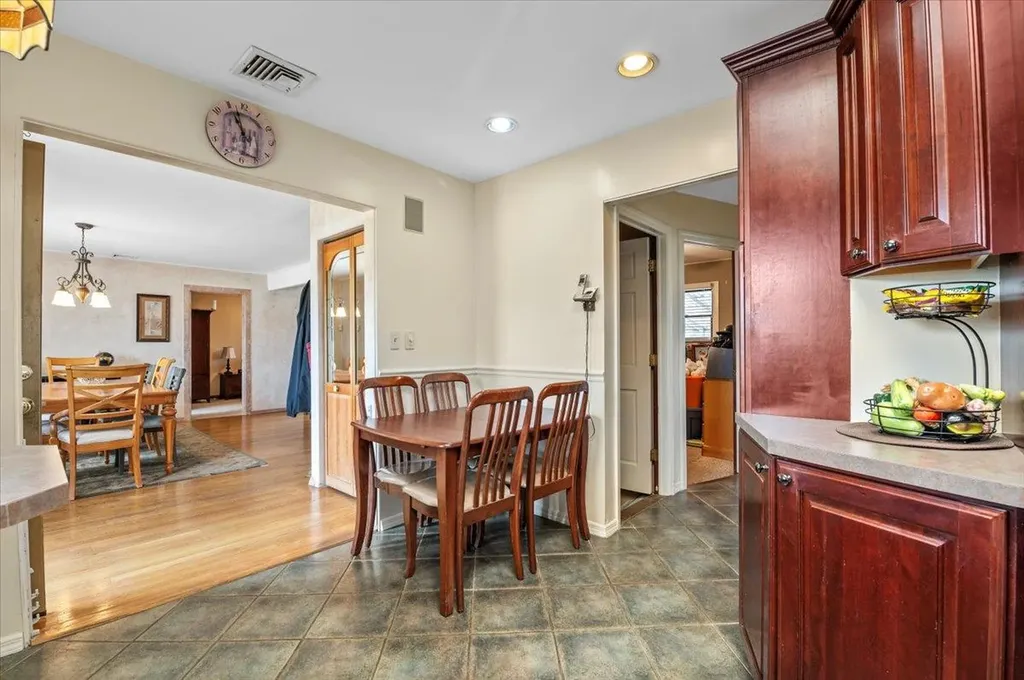 9 Lindquist Lane Deer Park NY 11729