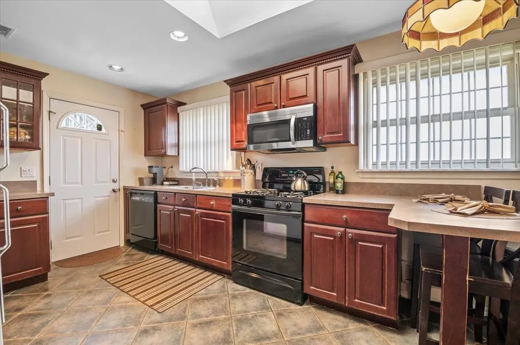 9 Lindquist Lane Deer Park NY 11729
