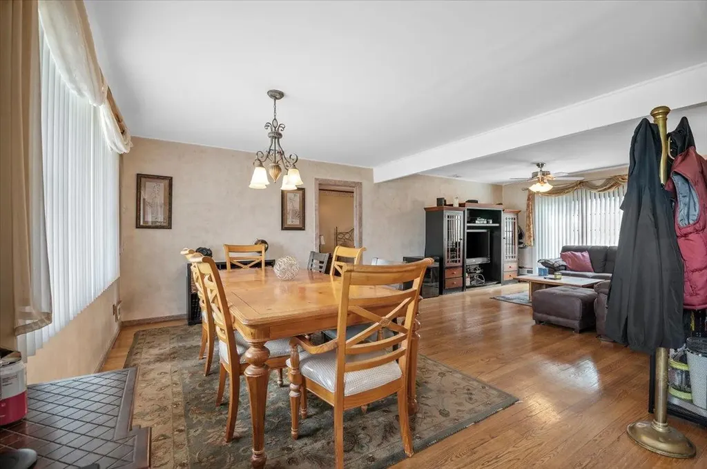 9 Lindquist Lane Deer Park NY 11729