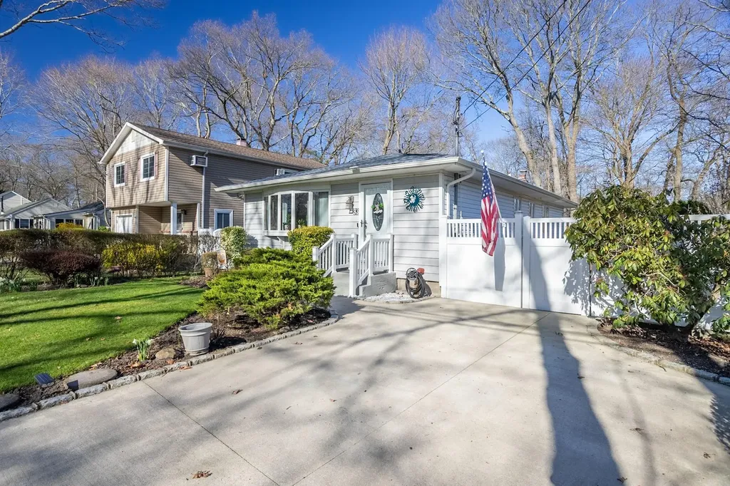 93 Wauwepex Trail Ridge NY 11961