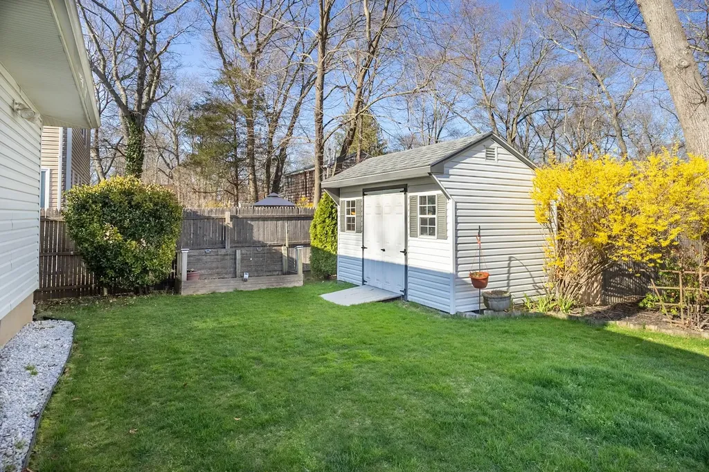 93 Wauwepex Trail Ridge NY 11961