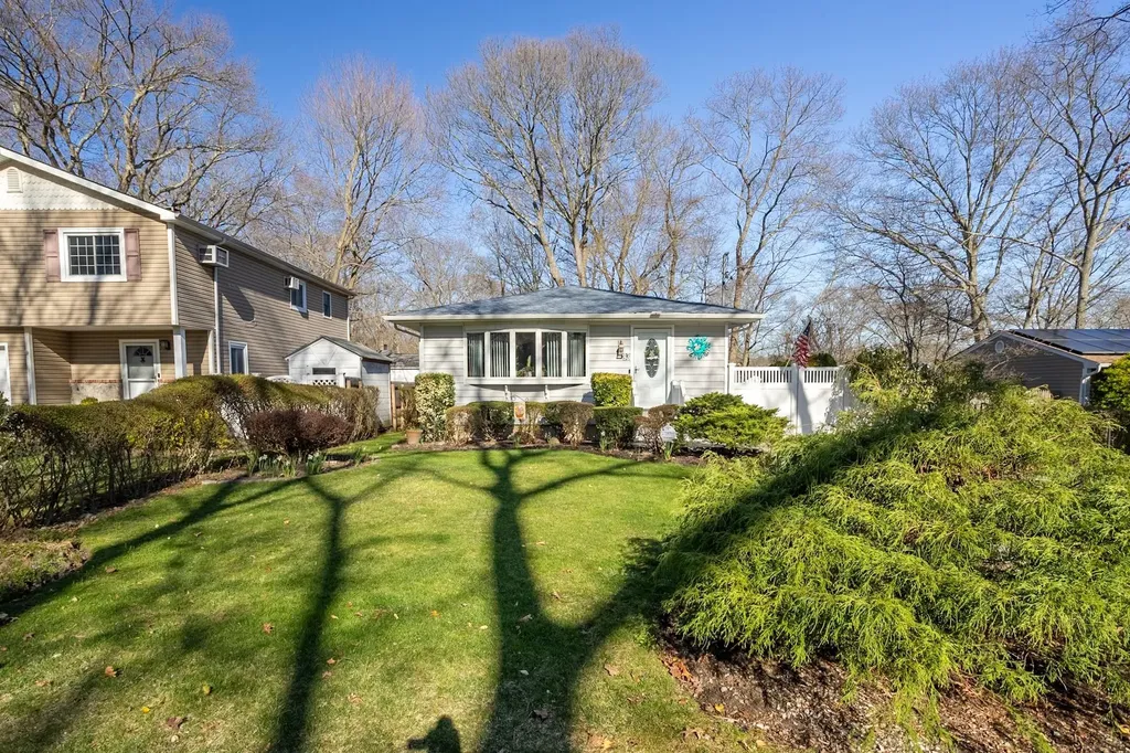 93 Wauwepex Trail Ridge NY 11961