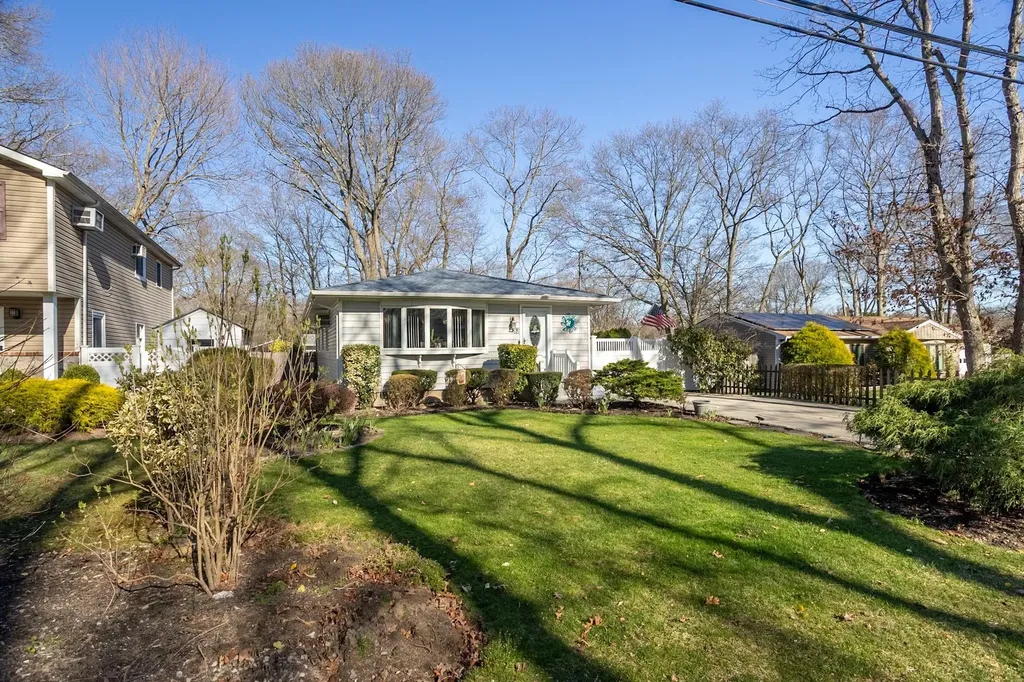 93 Wauwepex Trail Ridge NY 11961