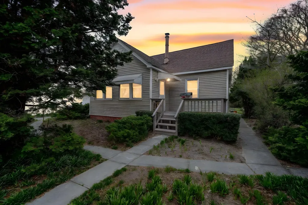 17 W Walnut Street Islip NY 11751