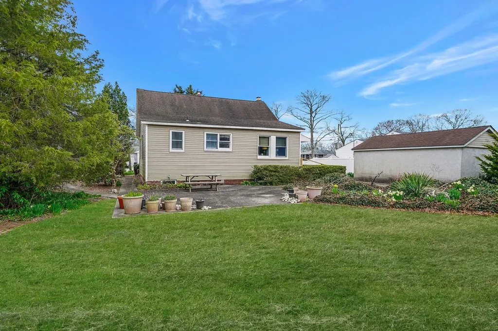 17 W Walnut Street Islip NY 11751