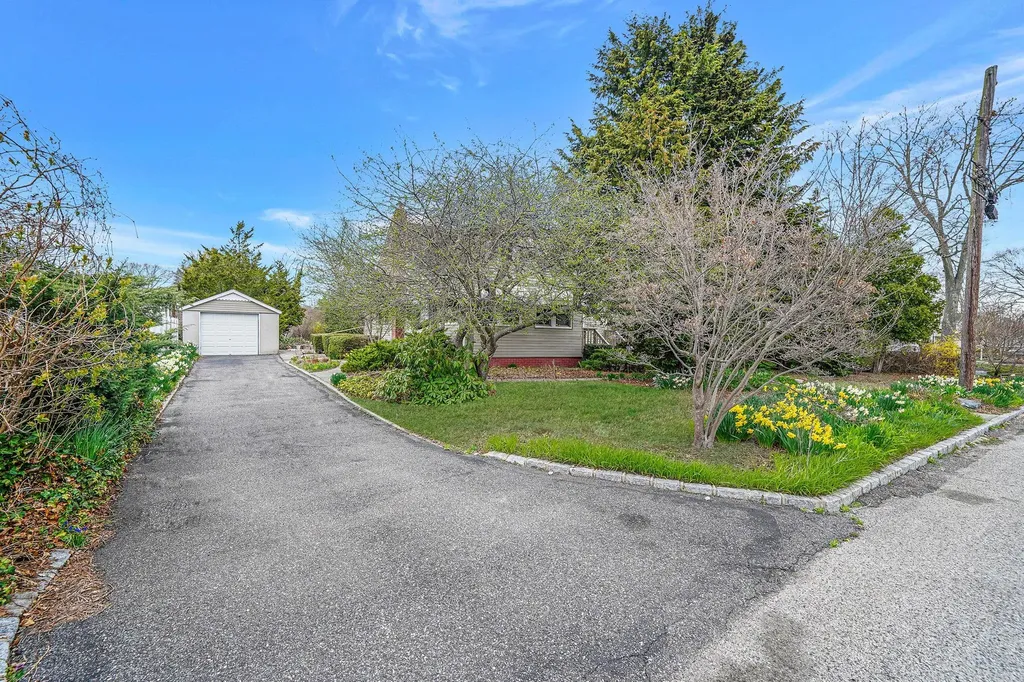 17 W Walnut Street Islip NY 11751