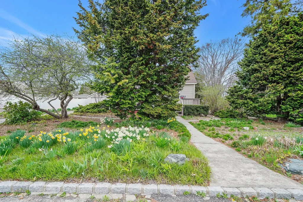 17 W Walnut Street Islip NY 11751