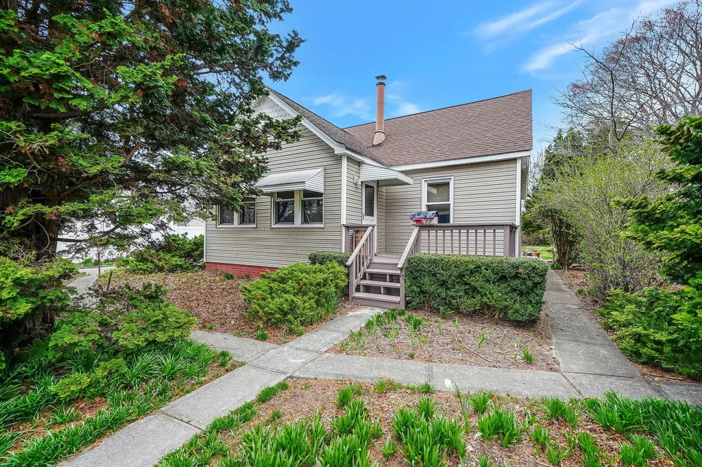 17 W Walnut Street Islip NY 11751