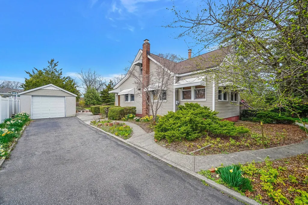 17 W Walnut Street Islip NY 11751