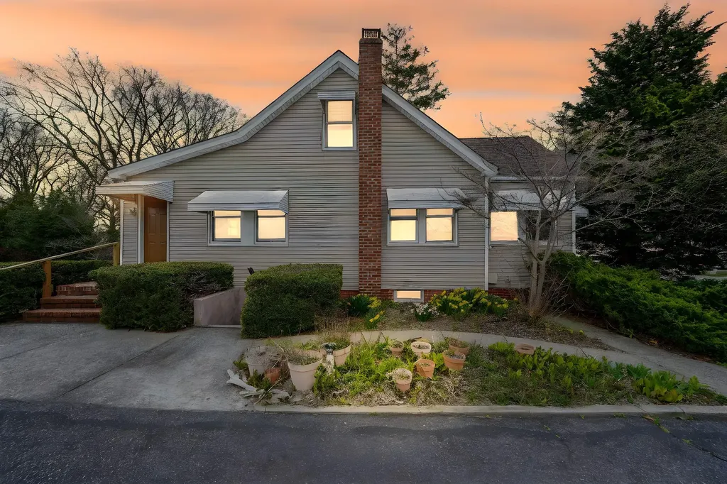 17 W Walnut Street Islip NY 11751