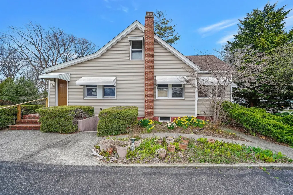 17 W Walnut Street Islip NY 11751