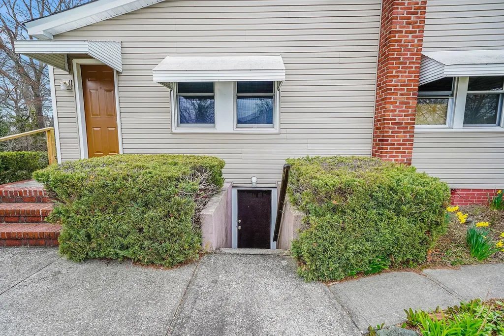 17 W Walnut Street Islip NY 11751