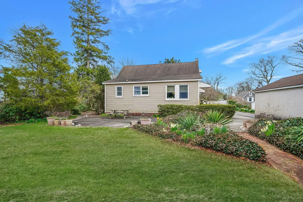 17 W Walnut Street Islip NY 11751