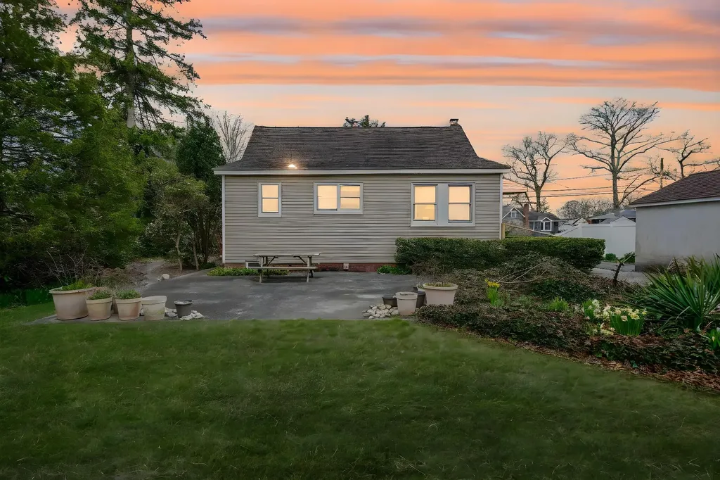 17 W Walnut Street Islip NY 11751