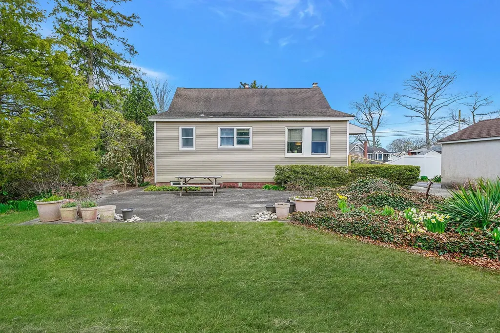 17 W Walnut Street Islip NY 11751