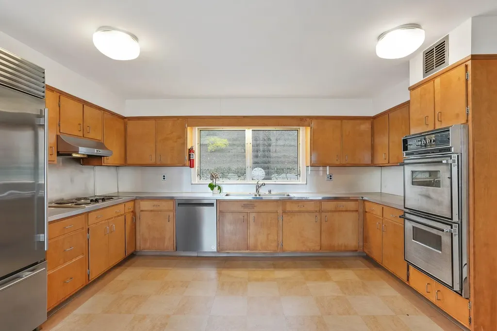 23 Round Hill Road Chappaqua NY 10514