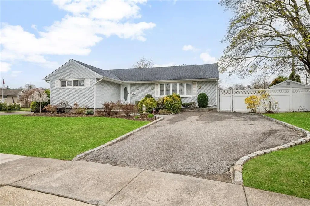 72 Berkshire Road Oyster Bay NY 11714