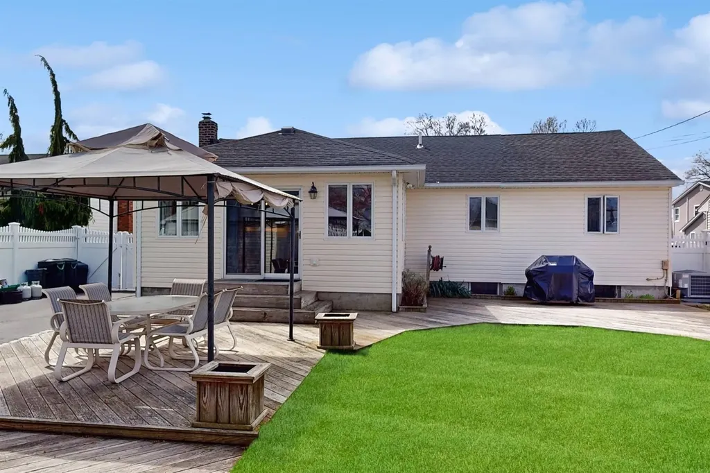 3989 Worthmor Drive Seaford NY 11783