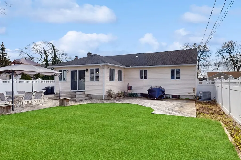 3989 Worthmor Drive Seaford NY 11783