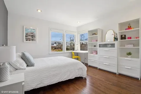 24 Windsor Oval New Rochelle NY 10805
