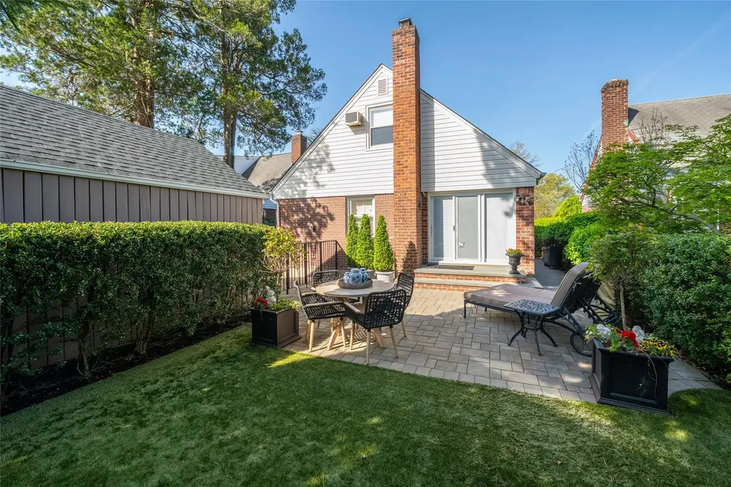 448 White Road Mineola NY 11501
