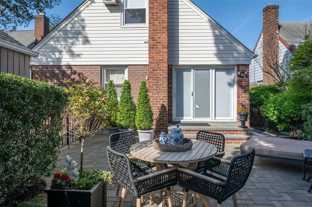 448 White Road Mineola NY 11501