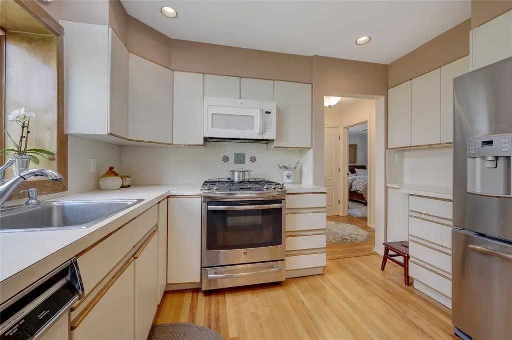 448 White Road Mineola NY 11501