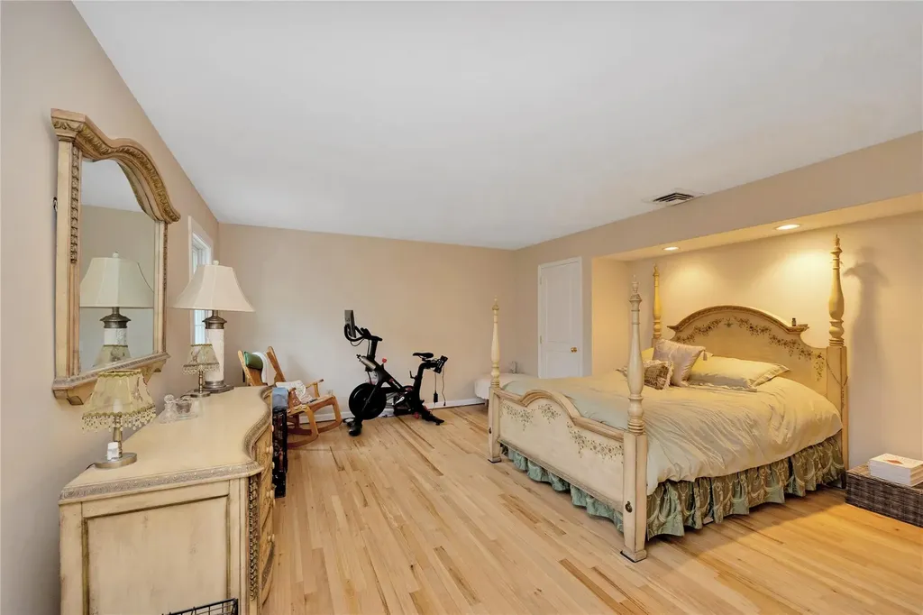 2 Windmill Court Smithtown NY 11787