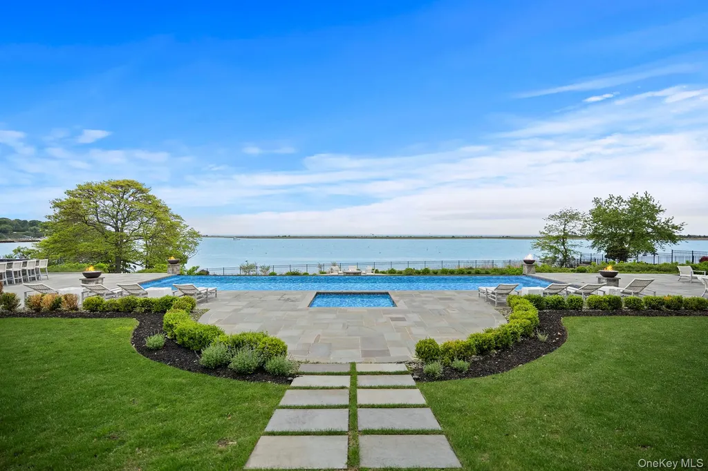25 Brewster Lane E East Setauket NY 11733