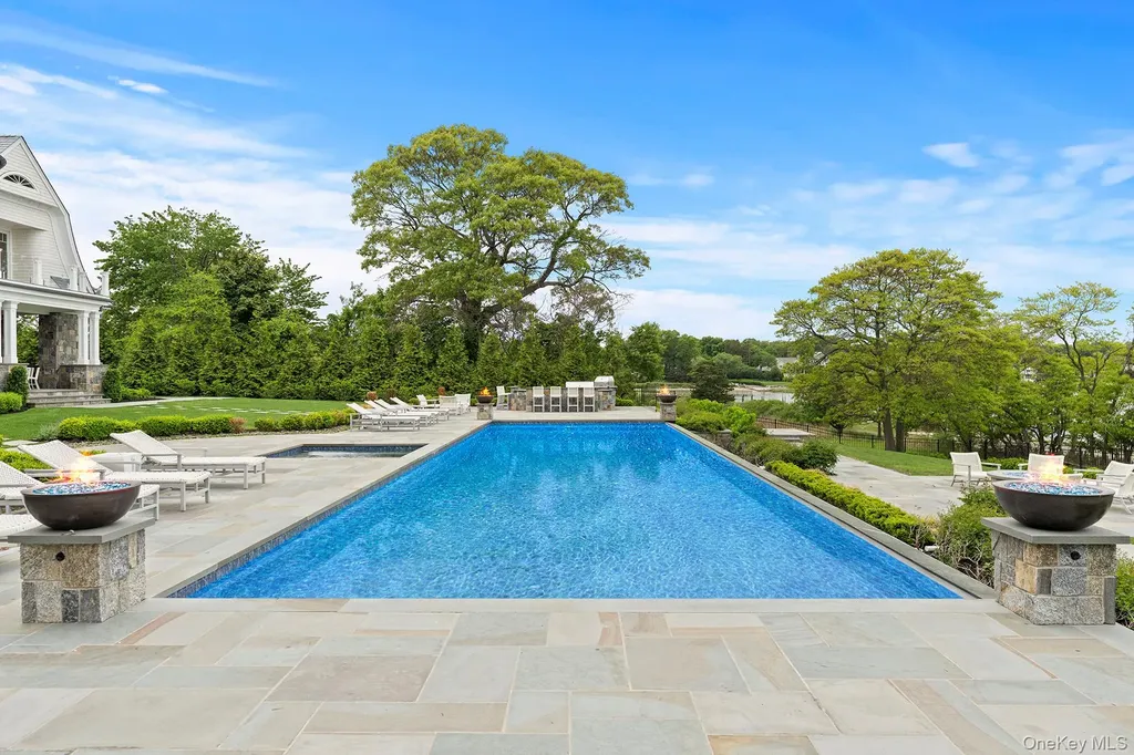 25 Brewster Lane E East Setauket NY 11733