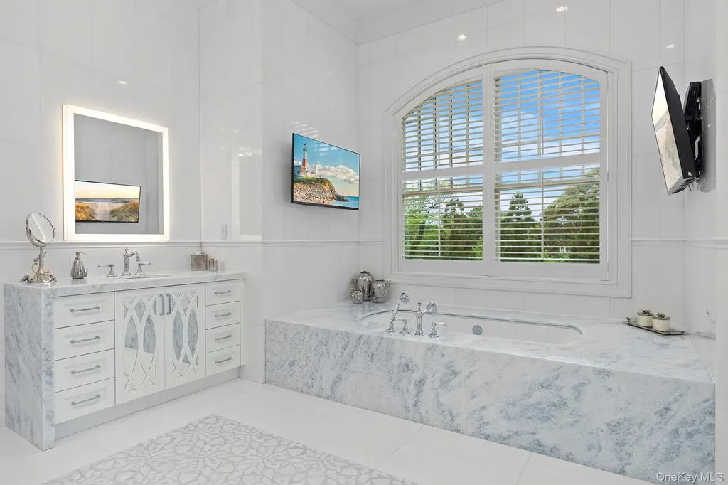 25 Brewster Lane E East Setauket NY 11733