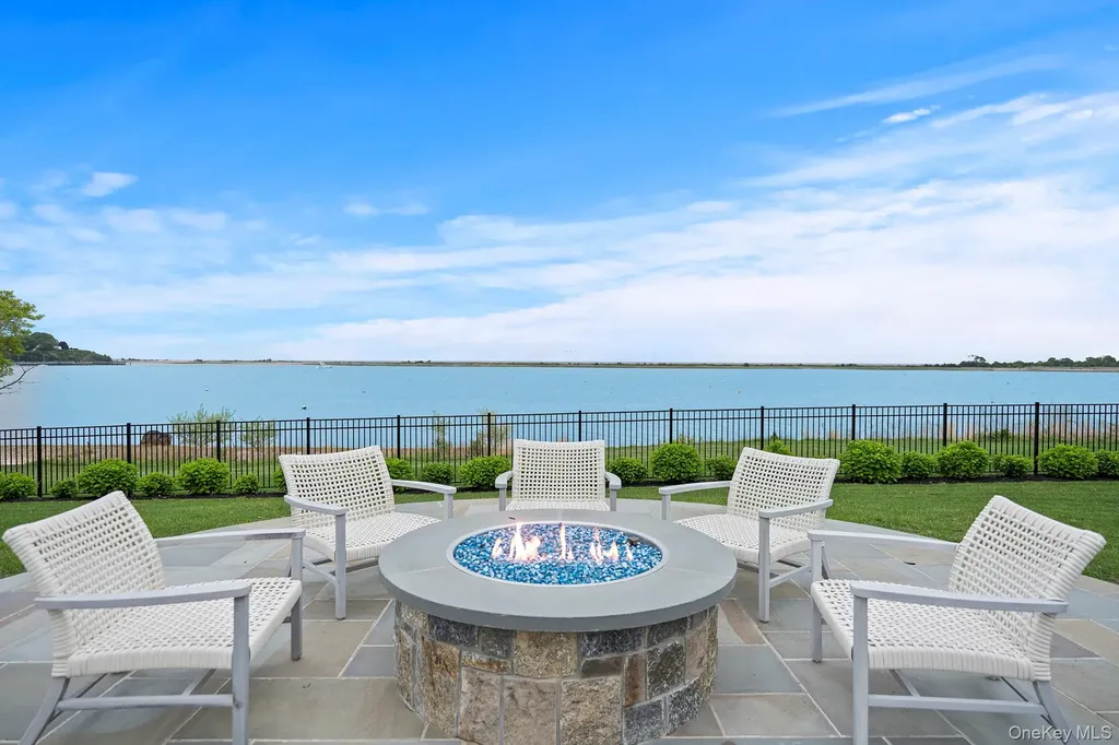 25 Brewster Lane E East Setauket NY 11733