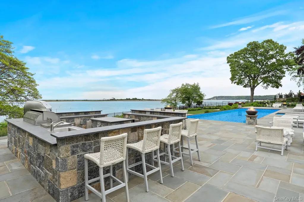 25 Brewster Lane E East Setauket NY 11733
