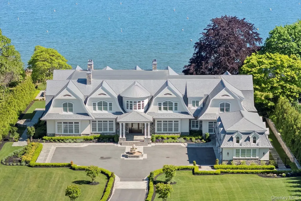 25 Brewster Lane E East Setauket NY 11733