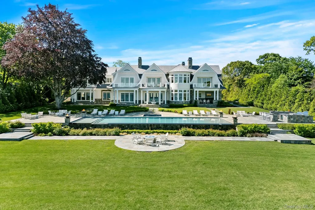 25 Brewster Lane E East Setauket NY 11733