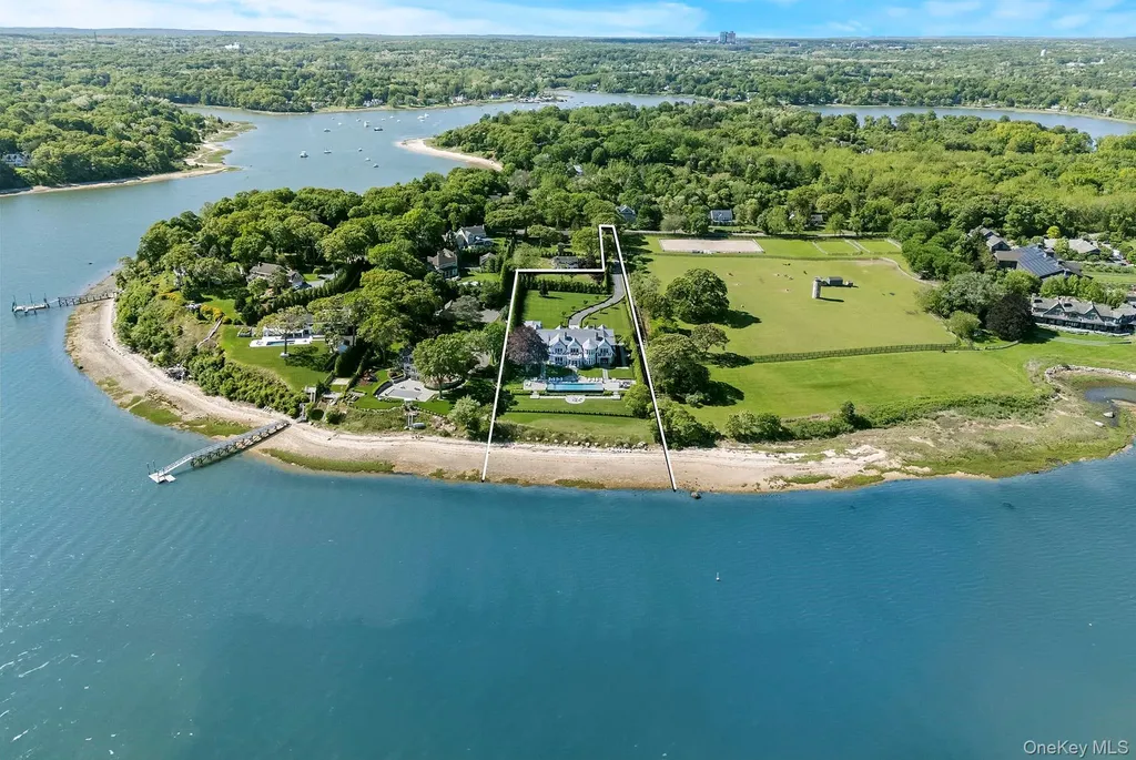 25 Brewster Lane E East Setauket NY 11733