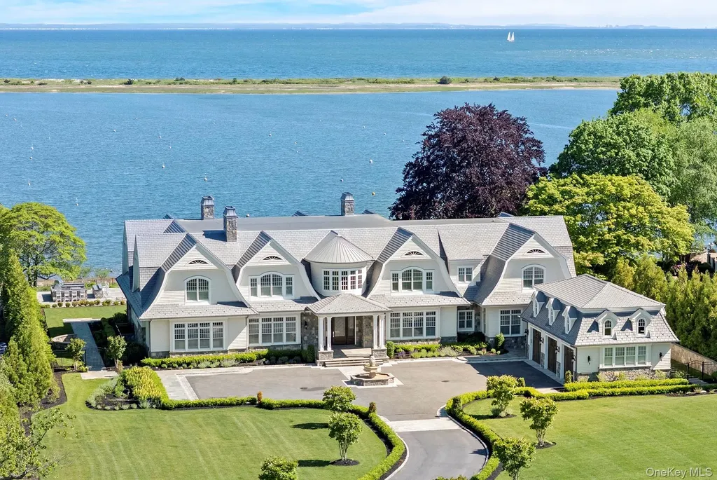 25 Brewster Lane E East Setauket NY 11733